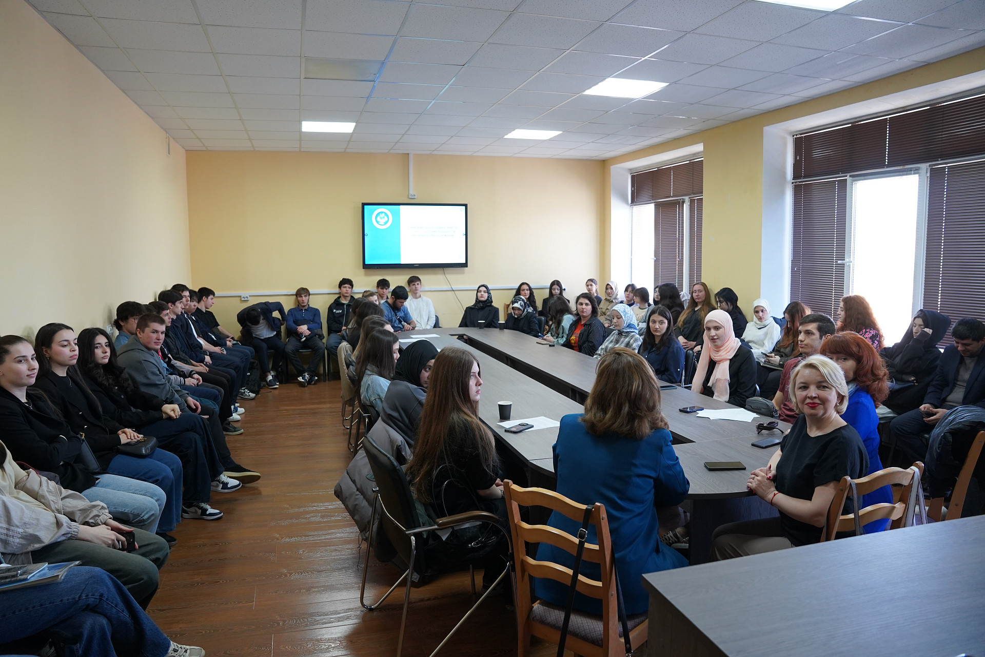 В ДГУ обсудили границы справедливости и причины радикализации молодежи
