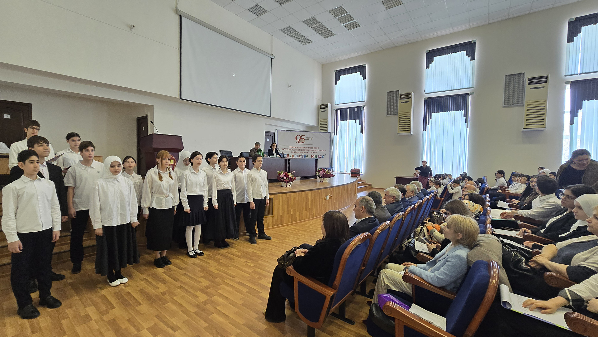 В ДГУ прошла научно-практическая конференция школьников «Творчество юных»